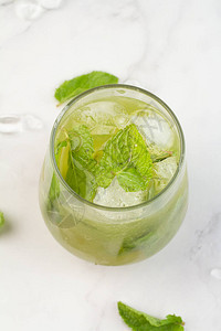 加冰和分钟的绿色饮料图片
