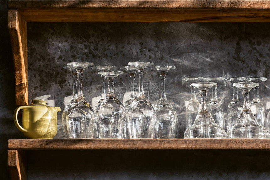 酒马提尼空杯子在酒吧餐厅的木架上灰色水泥墙阁楼室内设计明图片