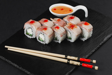 在深色背景上设置的寿司背景图片