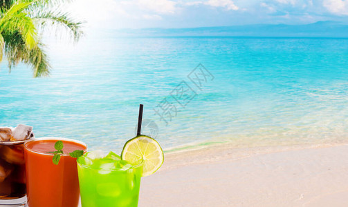 汽水和果汁夏日清凉饮品图片