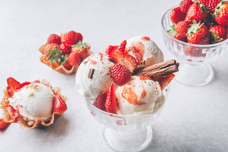 香草小甜点和草莓片家里图片