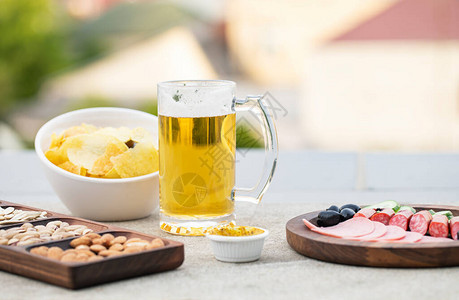 香肠沙拉配小吃和啤酒高品质照片图片