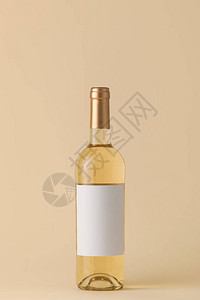 在彩色背景上贴白标签的瓶装葡萄酒背景图片