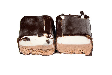 在白色背景上的巧克力糖衣冰淇淋在白色背景上图片