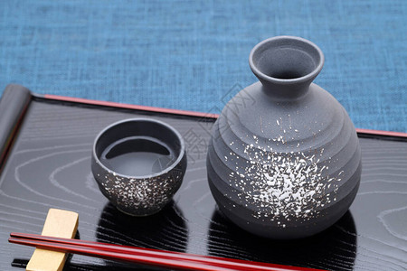 日本传统清酒杯和托盘上的瓶子背景图片