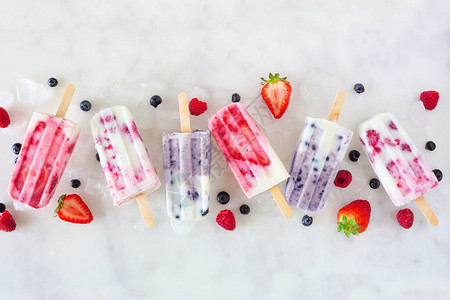 一组各式样的果冻酸奶冰块在白大理石背景上一排图片