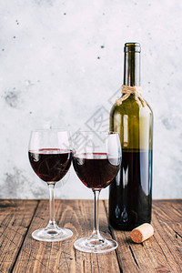 两杯红葡萄酒和一瓶灰色图片