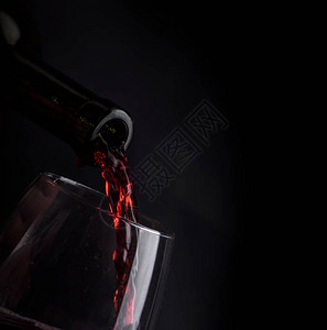 红酒倒在葡萄酒杯中图片