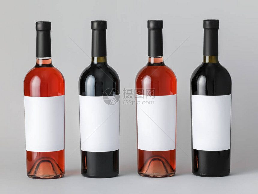 在光背景上贴白标签的瓶装葡萄图片