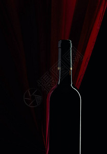 黑色背景的封闭红酒瓶您可自由使用其中图片