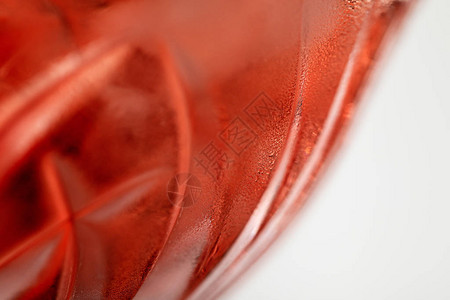 红色鸡尾酒在白色的玻璃杯中紧背景图片