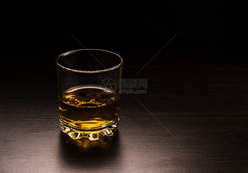 一杯威士忌餐桌的杯子图片