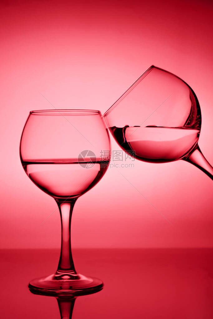 红色梯度背景的白葡萄酒图片