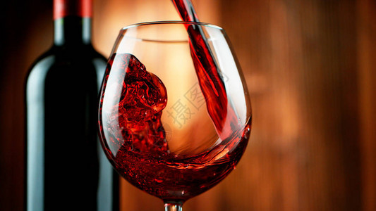 将红酒倒入玻璃杯中的细节图片