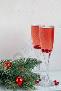 假日石榴饮料粉红葡萄酒背景是石榴片白色背景香槟酒新年图片