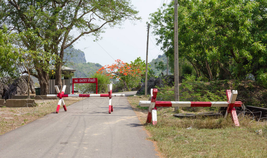 禁止进入有路障的道路图片