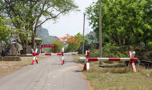 禁止进入有路障的道路图片