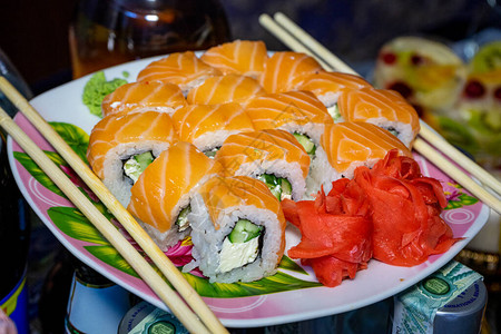 寿司配红鱼寿司盘图片