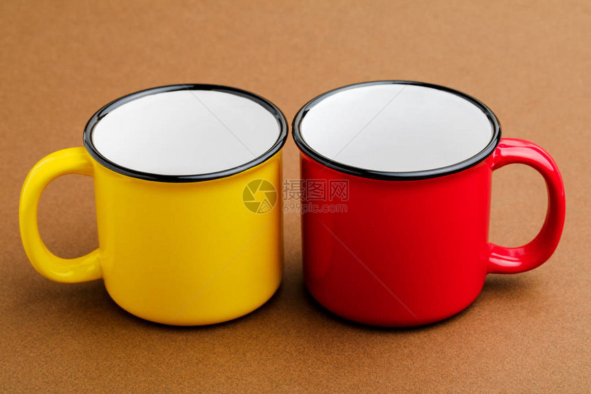 红色和黄色的杯子棕色背景图片