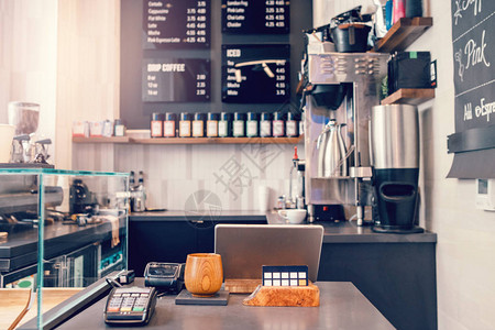 白天空荡的现代咖啡店餐厅的室内设计细节本地小企业食品饮料服务器的图片
