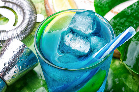 蓝色的酒精鸡尾酒加冰和石灰蓝色泻湖鸡尾酒图片