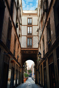 西班牙马德里历史建筑小巷的街道景象位于图片
