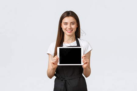 微笑的有帮助的售货员在数字平板电脑屏幕上显示在线订单应用程序图片
