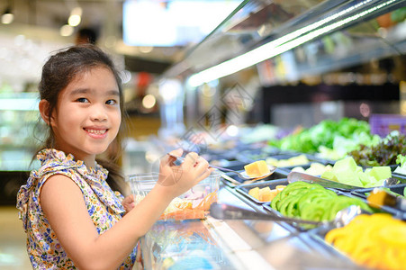 小女孩买有机蔬菜给沙拉超市健康沙图片