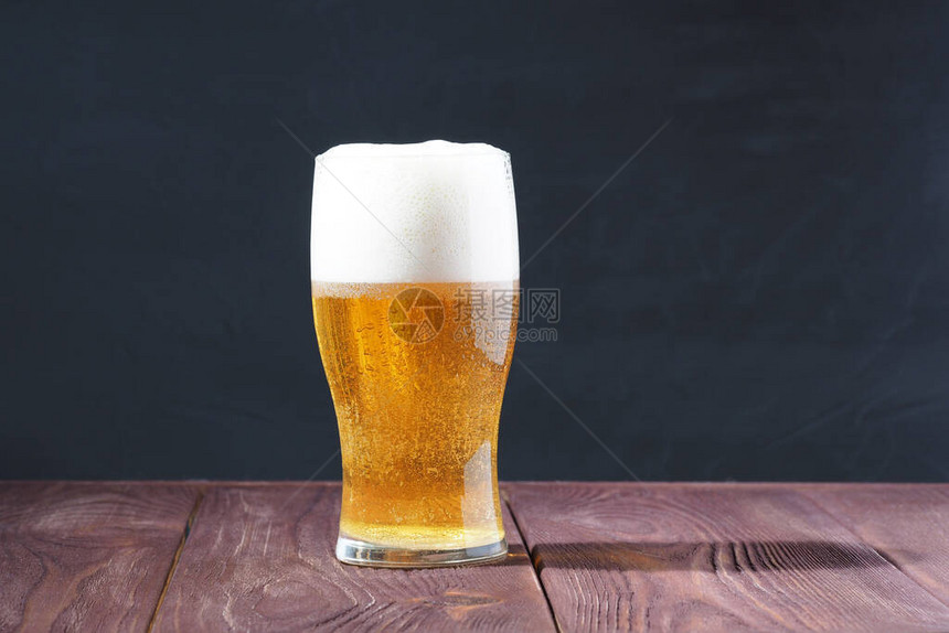 一杯冰冻的轻啤酒图片