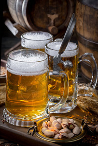 桌上玻璃杯中的淡啤酒背景图片
