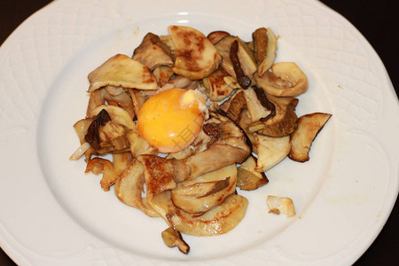 白盘上的蛋黄烤蘑菇图片