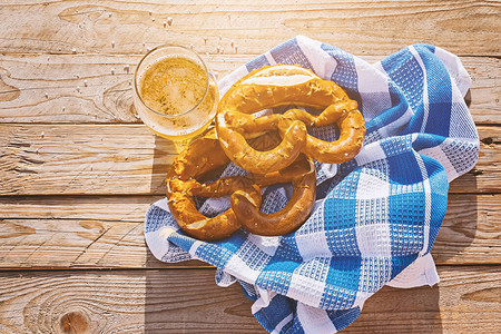 酸盐脆饼是德国传统的啤酒和香肠零食Oktoberfest庆祝概念图片
