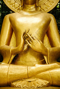 带有手臂和腿细节的金色佛教雕像手指势图片