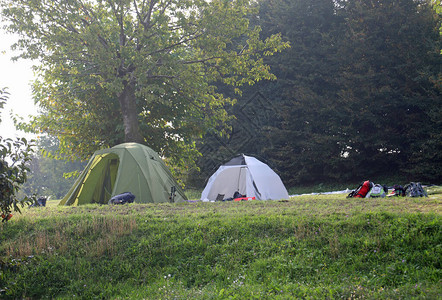 夏有帐篷的营地图片