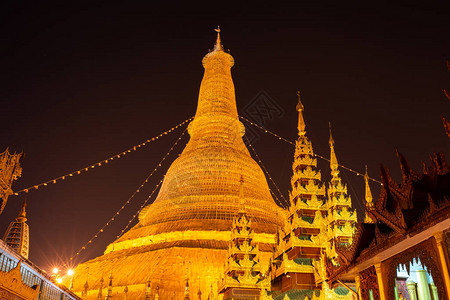 缅甸仰光Shwedagon塔夜图片
