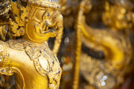 翡翠佛寺的黄金雕像图片