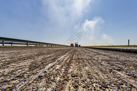 正在施工的公路上封闭沥青注图片