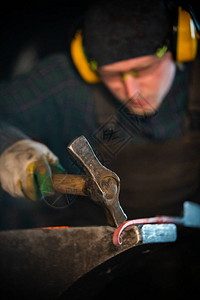 一个铁匠在用热金属做细节图片