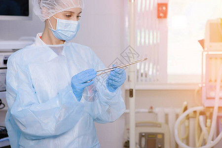 外科护士在手术室准备手术用具图片