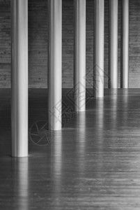 现代建筑中的金属柱与木地板图片