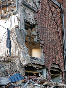 一栋被砸碎的倒塌建筑被用碎砖墙和瓦砾摧毁图片