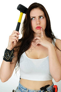 年轻女孩拿着锤子靠近她的头困惑的表情用图片