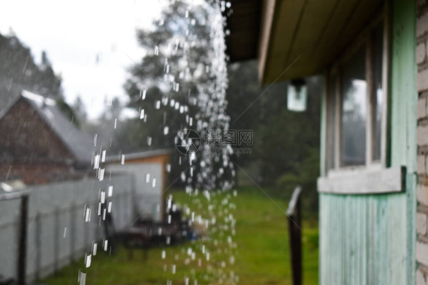雨中水滴的模糊照片图片