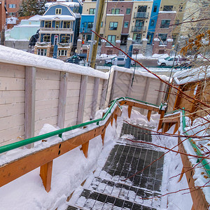 冬季在公园城犹他社区周围的雪地户外楼梯上图片