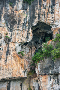 白黑和棕垂直悬崖大洞穴揭开图片