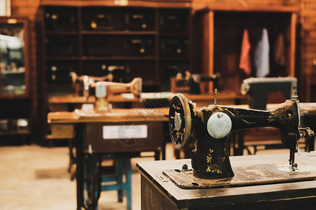服装厂工作场所的旧缝纫机古代技图片