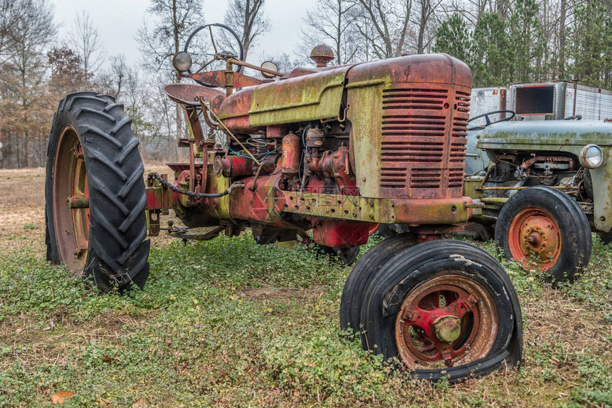 冬季阴天废弃的老式农用拖拉机在开阔图片