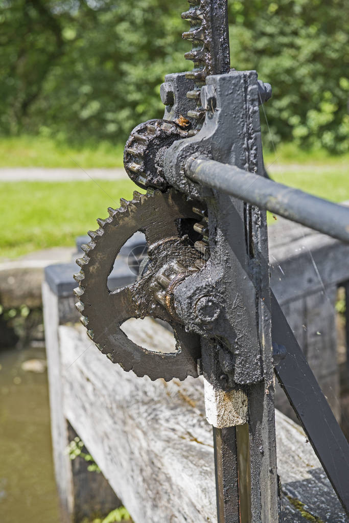 农村地区运河锁门上老式刮风机轮车贴近农村环图片