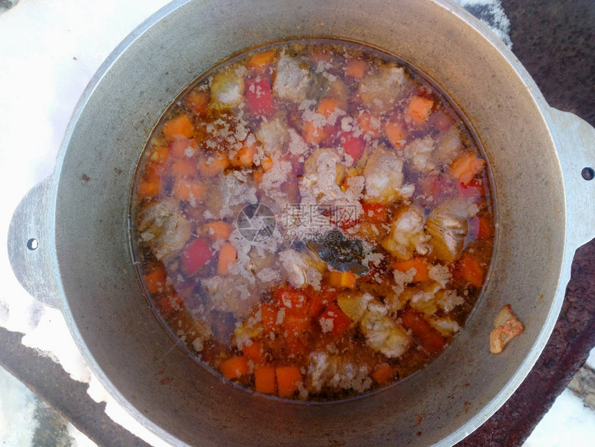 胡萝卜红辣椒和肉汤在平底锅中煮熟图片