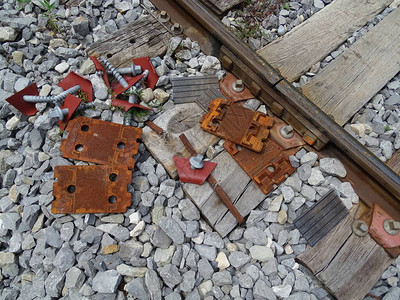 旧铁路线的维修通常是手工作图片